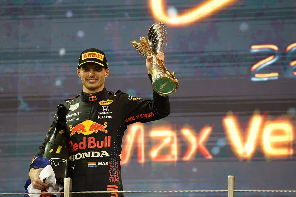 Max Verstappen, Red Bull Racing, 1e positie, tilt zijn trofee op
