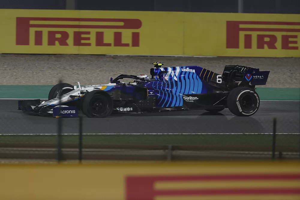 Nicholas Latifi, Williams FW43B, si ritira con una foratura