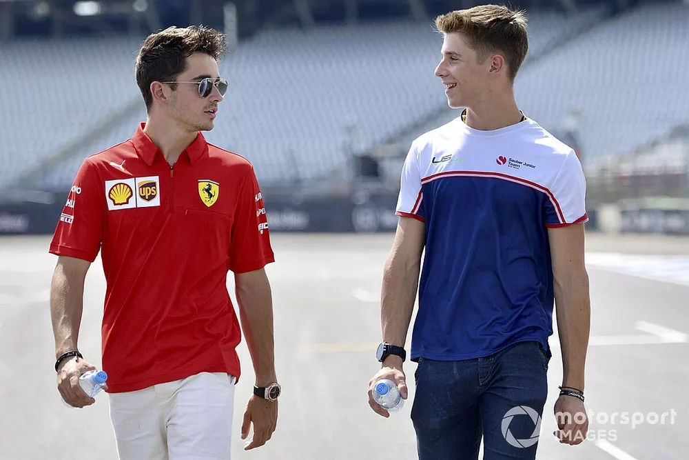 Charles Leclerc, Ferrari recorre la pista con su hermano Arthur Leclerc