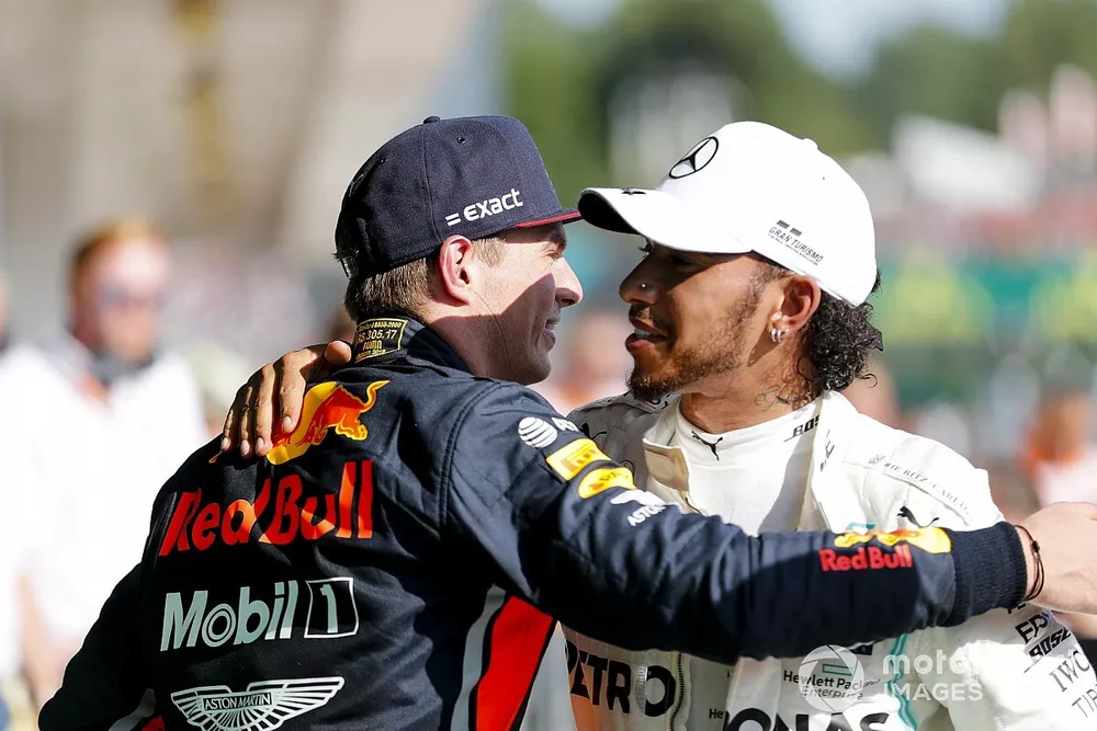 Max Verstappen, Red Bull Racing, franchit la ligne d'arriv&eacute;e