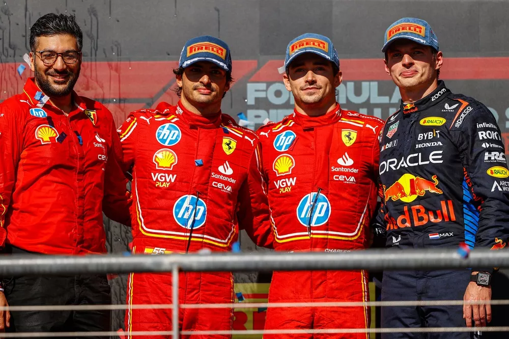 Charles Leclerc, Scuderia Ferrari, 1e positie, Carlos Sainz, Scuderia Ferrari, 2e positie, en Max Verstappen, Red Bull Racing, 3e positie, op het podium