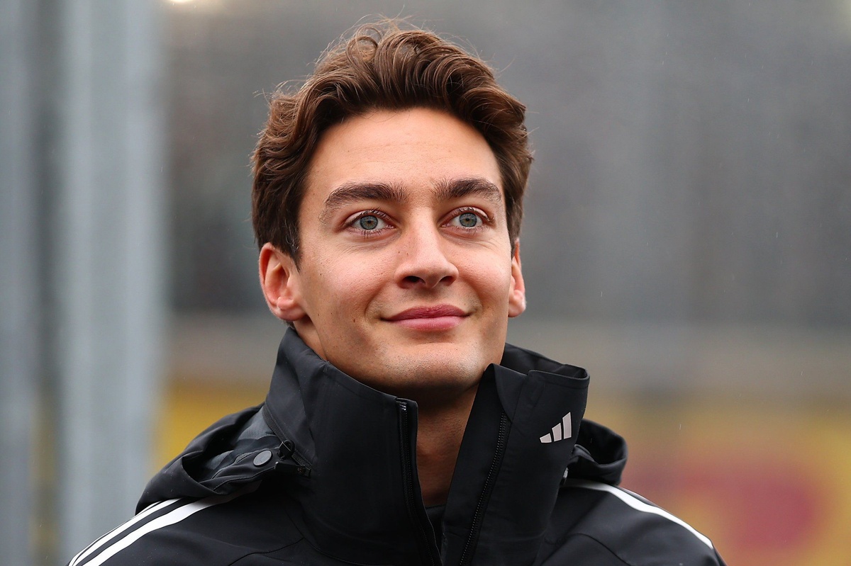 2019年 F1 中国GP 1000GP記念 1/2特製ヘルメット ／ 上海 2019年 F1 中国GP 1000GP記念 1/2特製ヘルメット ／ 上海 - メルカリ