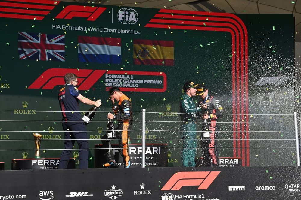 Podio: segundo lugar Lando Norris, McLaren, ganador Max Verstappen, Red Bull Racing, tercer lugar Fernando Alonso, Aston Martin F1 Team