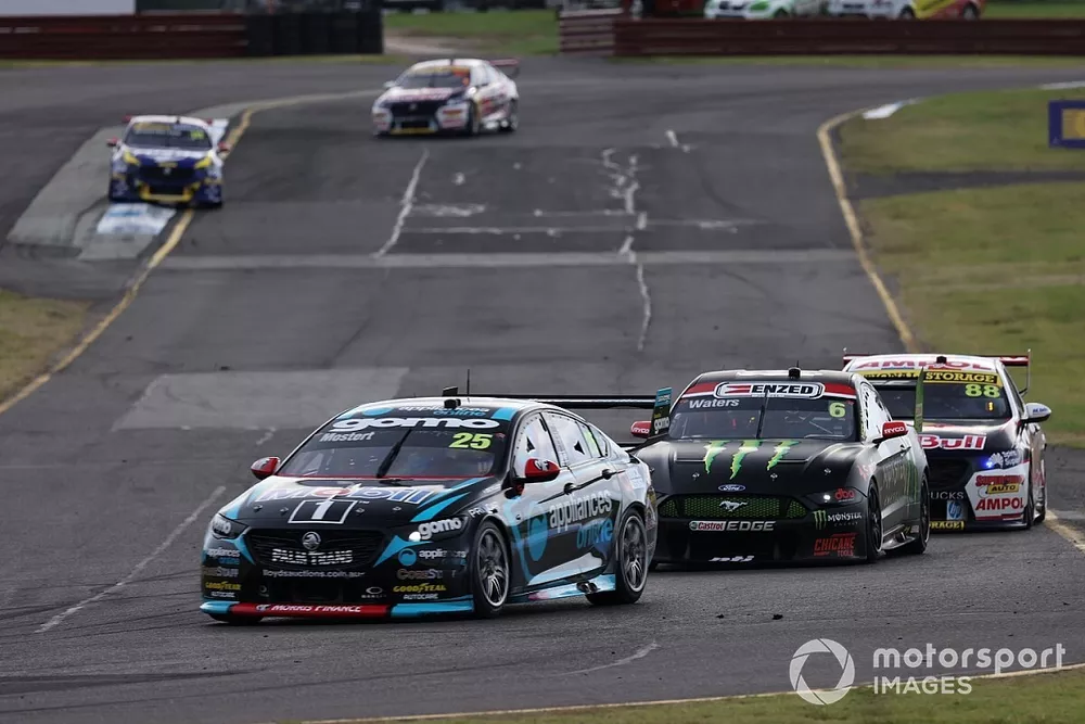 Chaz Mostert, Walkinshaw Andretti United Holden leads the field