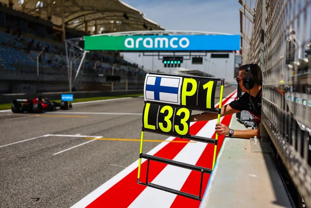 Pit board held out by Antti Vierula, Personal Trainer for Valtteri Bottas, Alfa Romeo C43