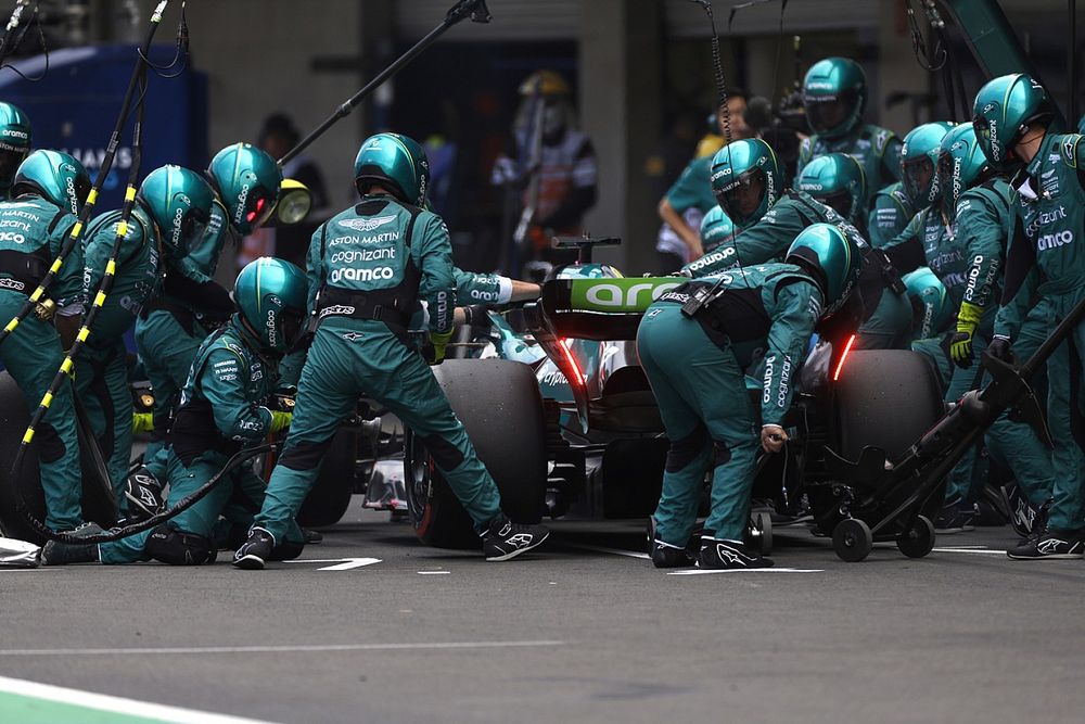 Lance Stroll, Aston Martin AMR22, hace una parada