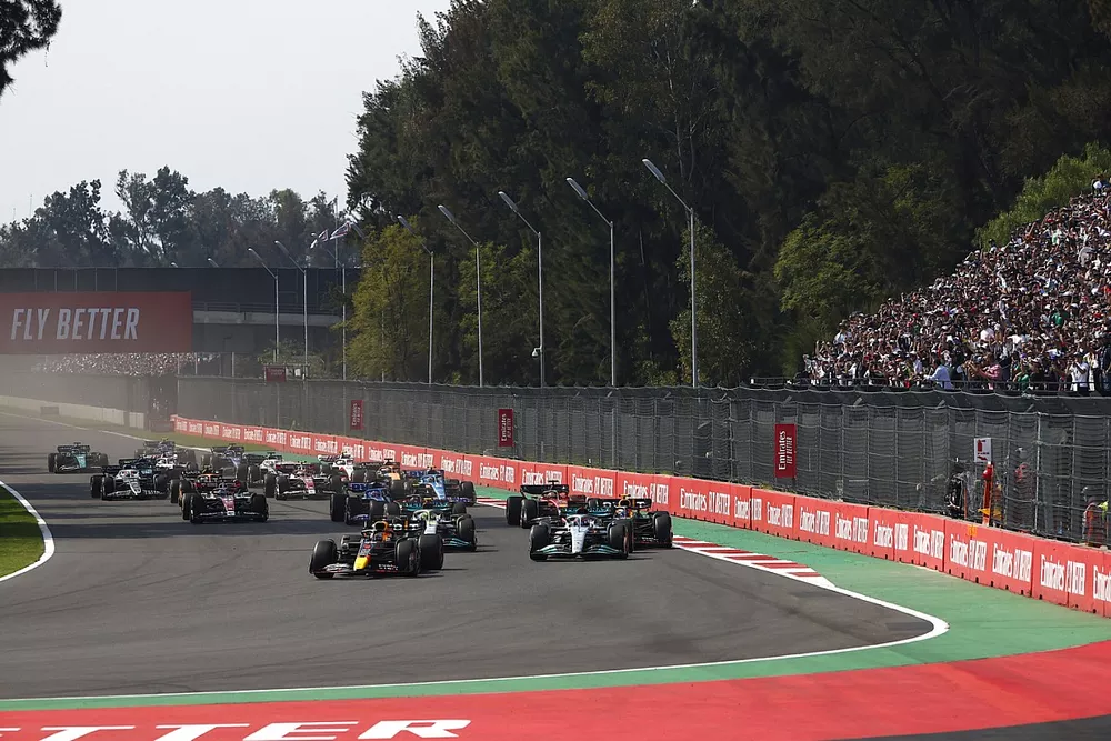 Max Verstappen, Red Bull Racing RB18, George Russell, Mercedes W13, Lewis Hamilton, Mercedes W13, Sergio Perez, Red Bull Racing RB18, the rest of the field at the start