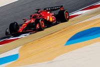 Leclerc vuela y lidera una ma&ntilde;ana de test de F1 en Bahrein interrumpida