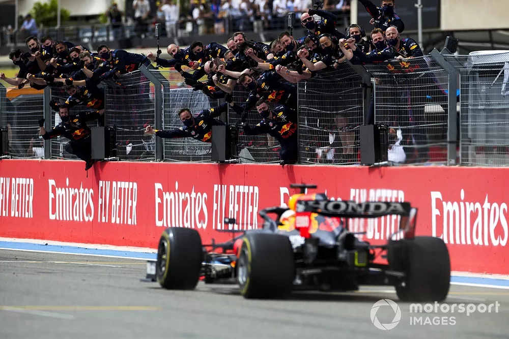 Max Verstappen, Red Bull Racing RB16B, 1st position, crosses the line to the delight of his team on the pit wall