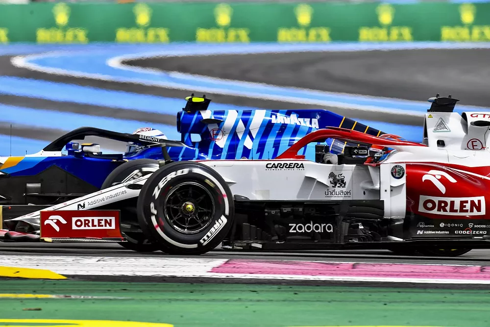 Nicholas Latifi, Williams FW43B, se bat avec Kimi Raikkonen, Alfa Romeo Racing C41