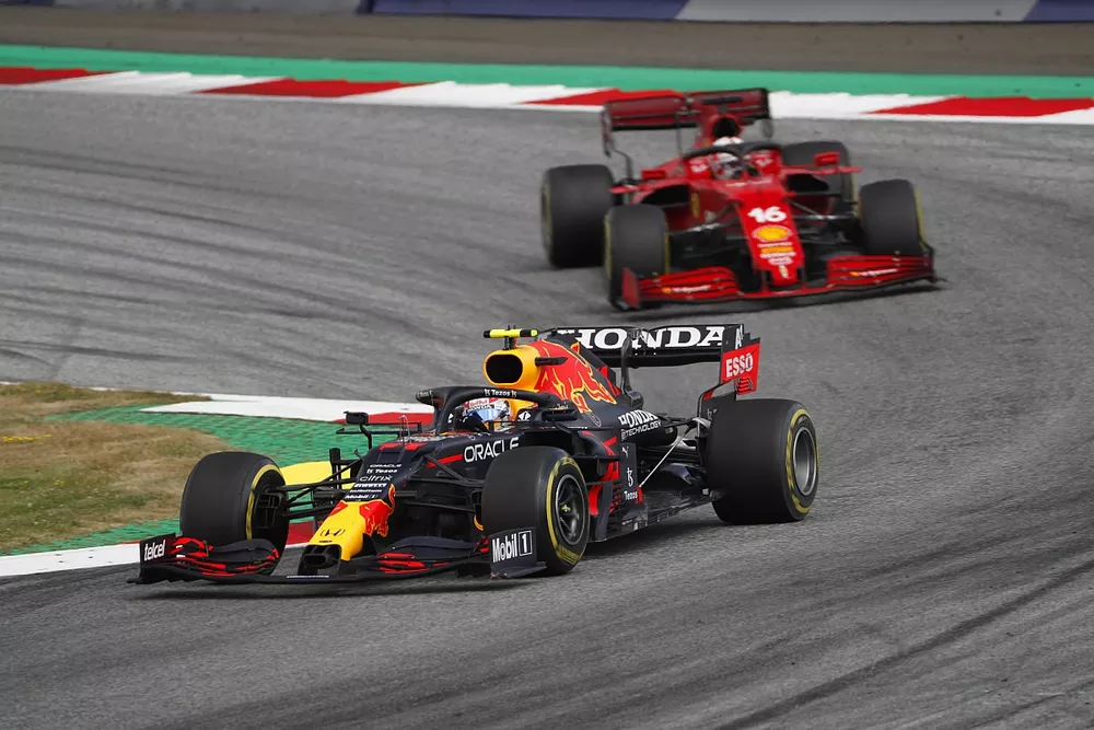 Sergio P&eacute;rez, Red Bull Racing RB16B, Charles Leclerc, Ferrari SF21