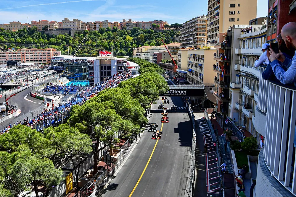 Arrancada Max Verstappen, Red Bull Racing RB16B, Valtteri Bottas, Mercedes W12, Carlos Sainz Jr., Ferrari SF21, Lando Norris, McLaren MCL35M, al inicio
