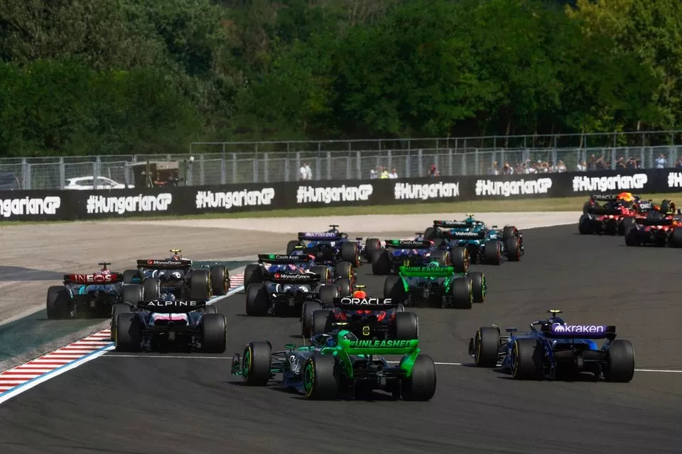 Esteban Ocon, Alpine A524, Sergio Perez, Red Bull Racing RB20, Zhou Guanyu, Stake F1 Team Kick Sauber C44, Logan Sargeant, Williams FW46, au d&eacute;part