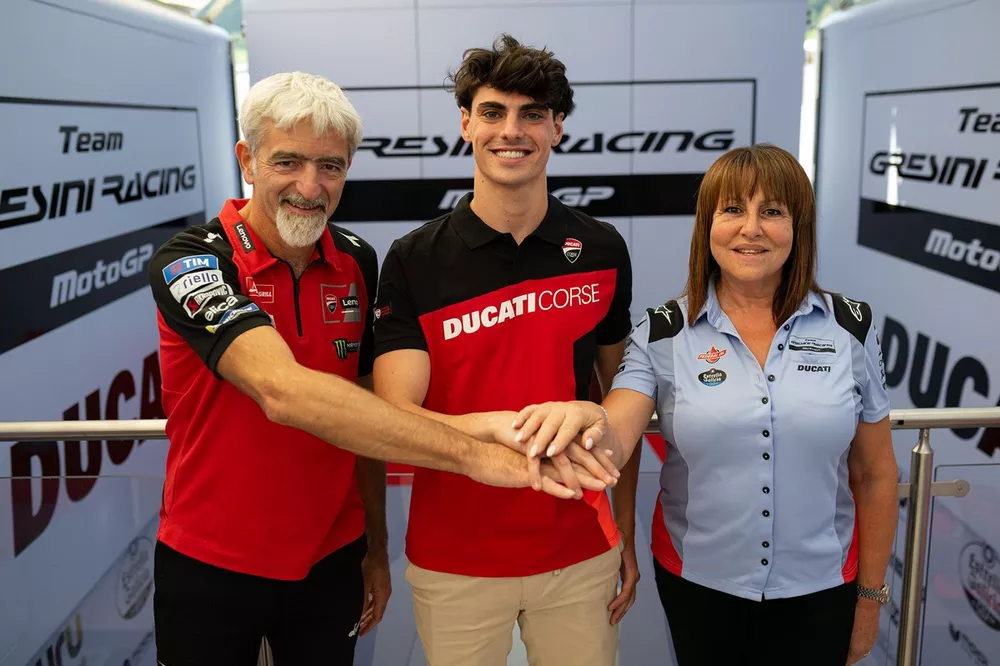 Gigi Dall'Igna, directeur g&eacute;n&eacute;ral Ducati Corse, Fermin Aldeguer, pilote 2025 Gresini Racing, et Nadia Padovani, directrice de Gresini Racing