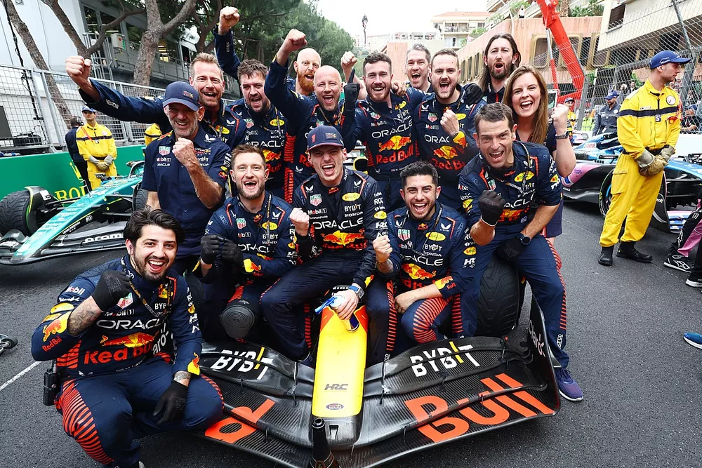 Race winner Max Verstappen, Red Bull Racing with the team