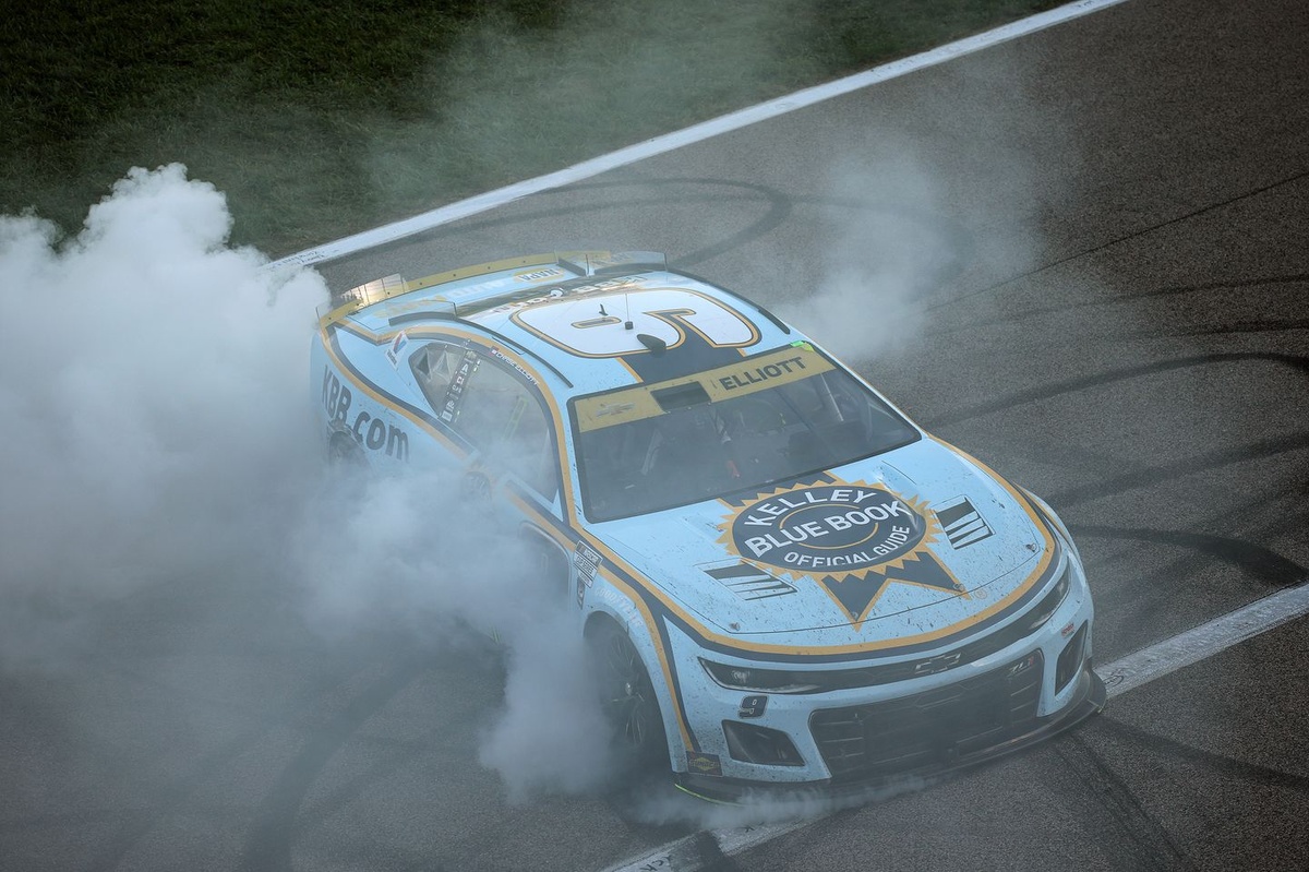 Hamlin and Wallace tangle as Elliott takes shock NASCAR Cup win at Kansas