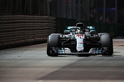 Hamilton az első etapban szerezte meg a szingapúri győzelmét