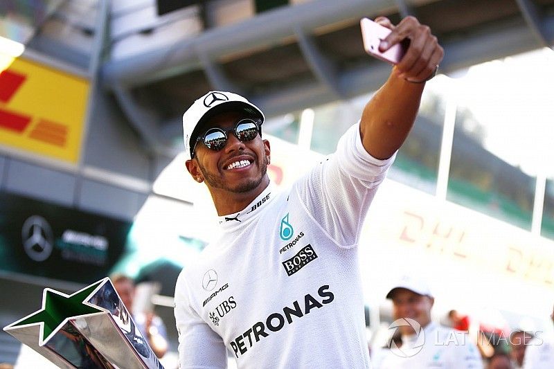 Ganador, Lewis Hamilton, Mercedes AMG F1, celebra con el equipo