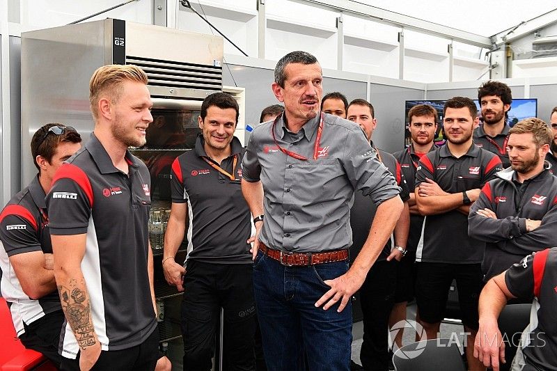 Kevin Magnussen, Haas F1 Team celebrates his Birthday, Guenther Steiner, Haas F1 Team Team Principal