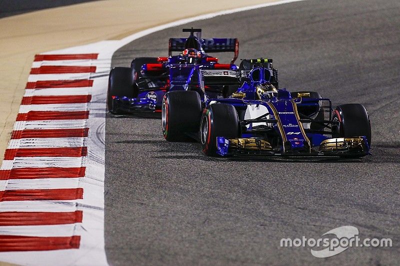 Pascal Wehrlein, Sauber C36-Ferrari, Daniil Kvyat, Scuderia Toro Rosso STR12