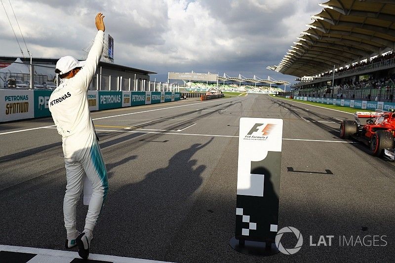 Ganador de la pole Lewis Hamilton, Mercedes AMG F1, celebra