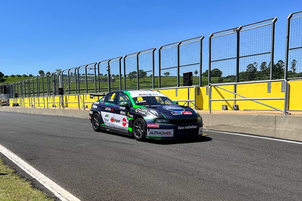 Rafael Suzuki testa carro do TCR no Velocitta