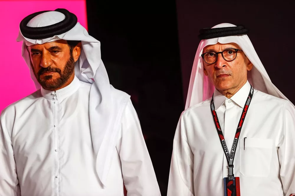 Mohammed bin Sulayem, Presidente de la FIA, Akbar Al Baker, Director General de Qatar Airlines, en el podio.