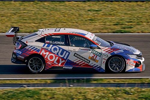 Ładniak piąty w pierwszym wyścigu