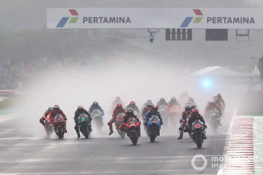 Fabio Quartararo, Yamaha Factory Racing leads at the start