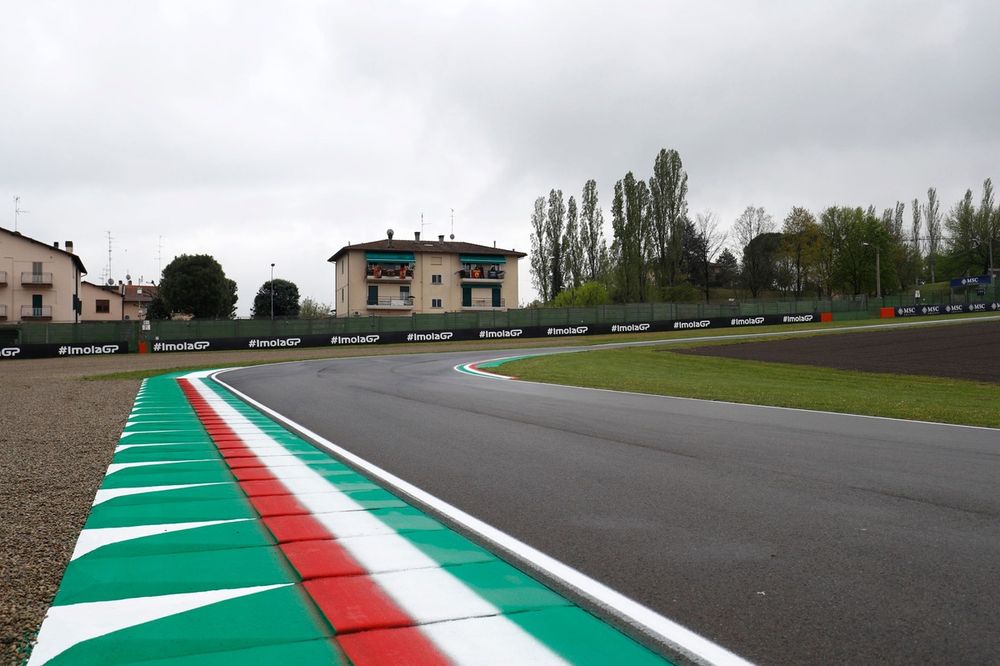 Pianos con los colores de la bandera de Italia en Imola