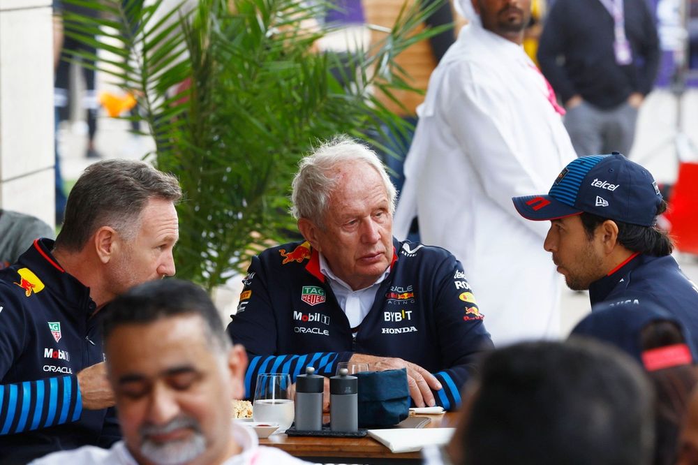 Christian Horner, director de Red Bull Racing, habla con Helmut Marko, consultor de Red Bull Racing, y Sergio Pérez, piloto de Red Bull Racing