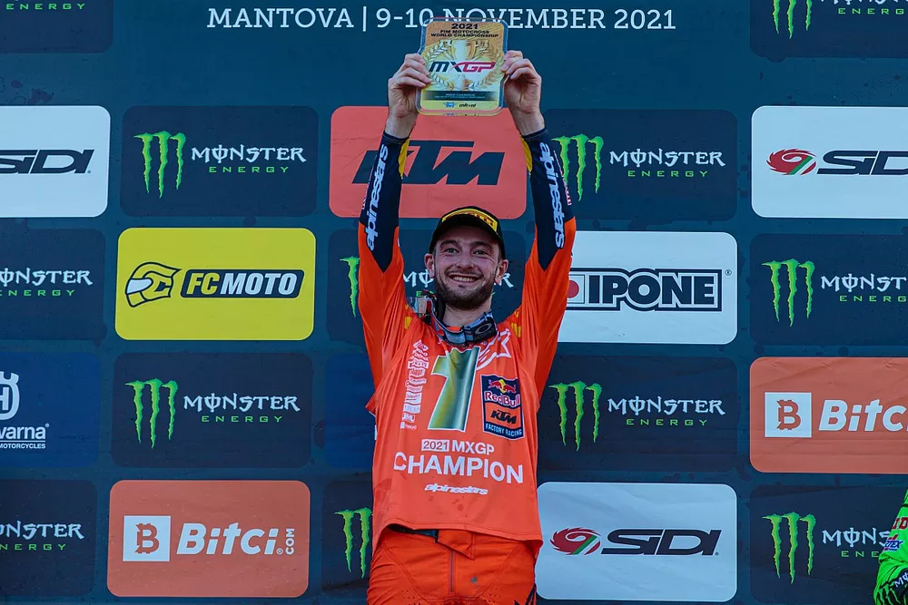 Il campione del mondo MXGP Jeffrey Herlings festeggia la vittoria del Campionato