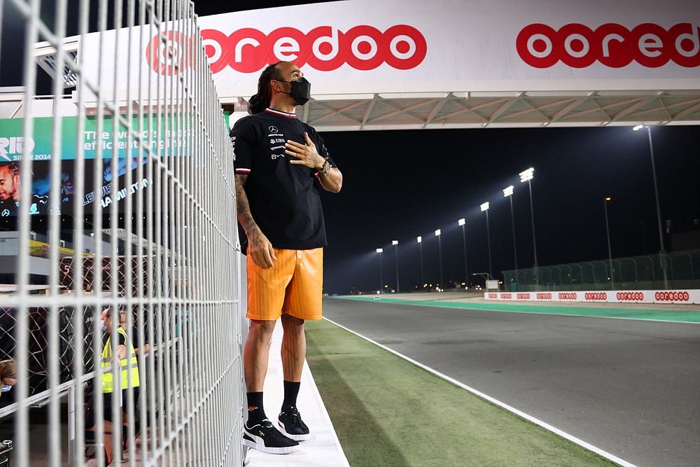 Lewis Hamilton, Mercedes, ganador del GP de Qatar, lo celebra tras la carrera
