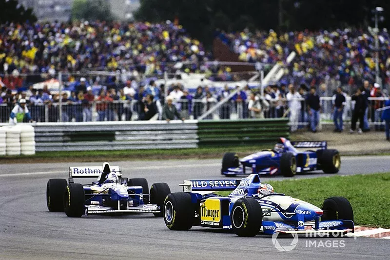 Michael Schumacher, Benetton B195 Renault, leads David Coulthard, Williams FW17 Renault
