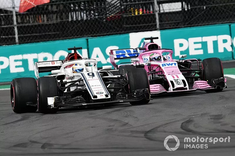 Marcus Ericsson, Sauber C37 et Sergio Perez, Racing Point Force India VJM11 en lutte