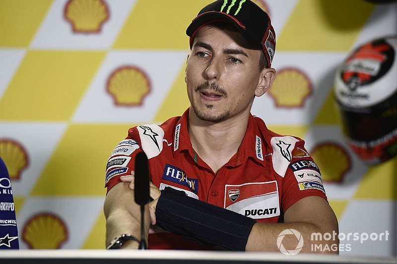Lorenzo passa por cirurgia no pé direito