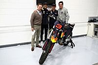 Fotos: Ricciardo se despide de Red Bull en la f&aacute;brica de Milton Keynes