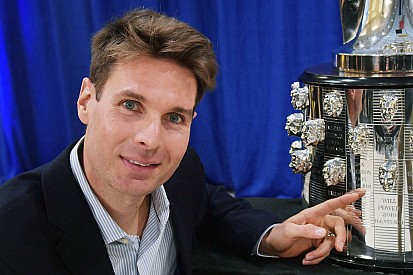 Will Power presenta su imagen en el trofeo Borg-Warner