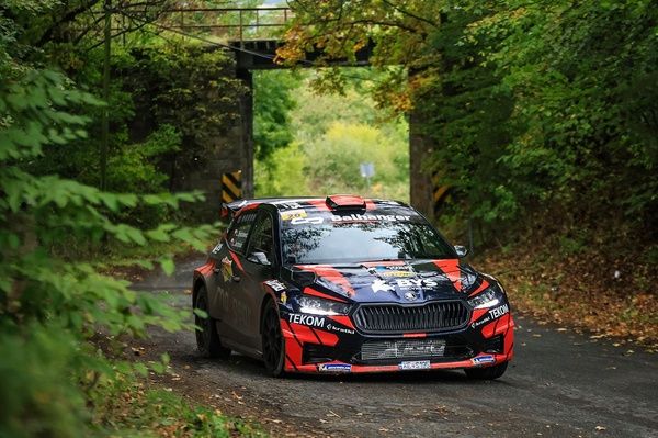 Lider powiększa przewagę