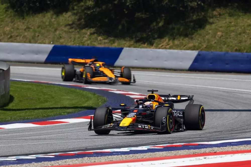 Max Verstappen, Red Bull Racing RB20, Oscar Piastri, McLaren MCL38