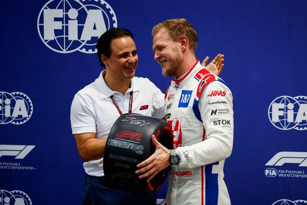 Kevin Magnussen, Haas F1 Team, re&ccedil;oit le troph&eacute;e de la pole position Pirelli de la part de Felipe Massa