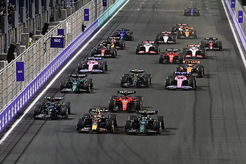 Arrancada Sergio P&eacute;rez, Red Bull Racing RB19, Fernando Alonso, Aston Martin AMR23, George Russell, Mercedes F1 W14, Carlos Sainz, Ferrari SF-23, Lance Stroll, Aston Martin AMR23, el resto de la parrilla en la salida.