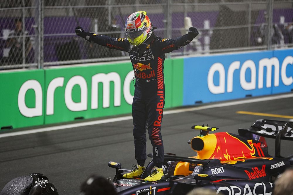 Sergio Pérez, Red Bull Racing, ganador, celebra en parc fermé
