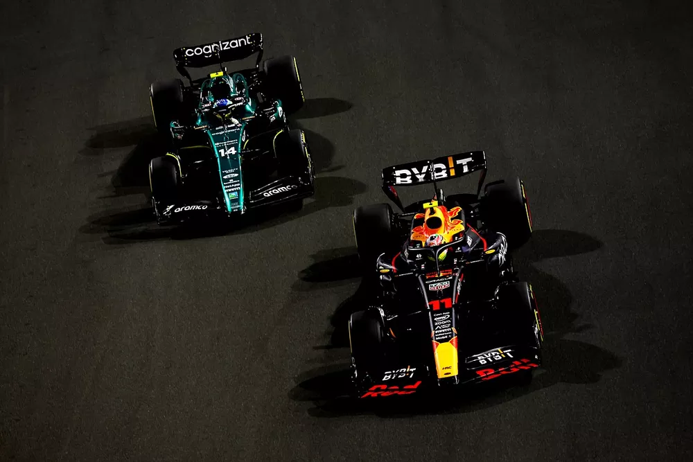 Sergio P&eacute;rez, Red Bull Racing RB19, Fernando Alonso, Aston Martin AMR23