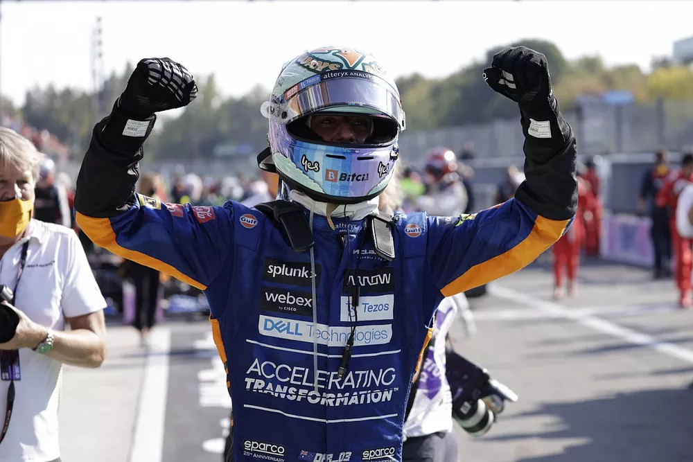 Le vainqueur Daniel Ricciardo, McLaren, f&ecirc;te en arrivant dans le parc ferm&eacute;