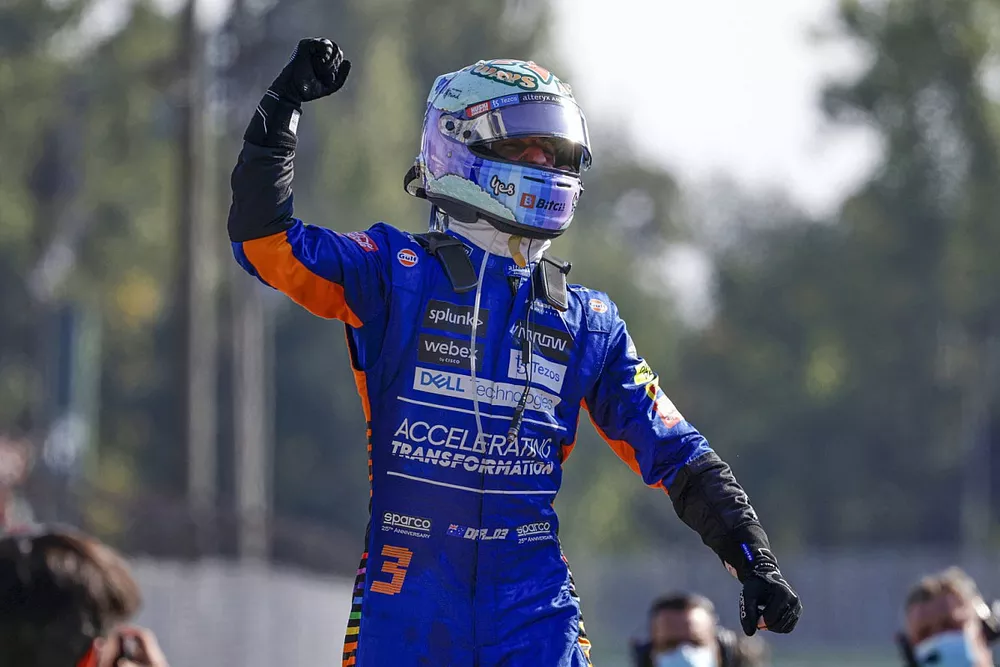 Le vainqueur Daniel Ricciardo, McLaren, f&ecirc;te dans le parc ferm&eacute;