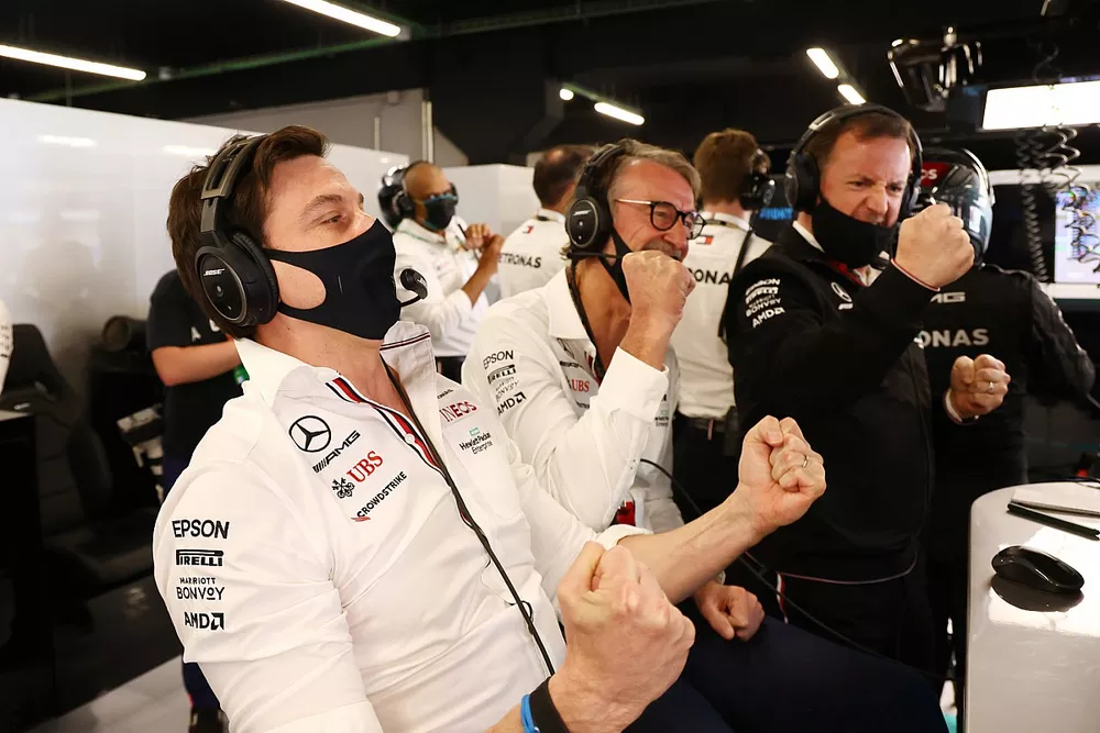 Toto Wolff, jefe de equipo y CEO, Mercedes AMG, y el equipo Mercedes celebra la victoria en el garaje
