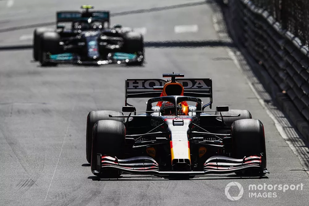 Max Verstappen, Red Bull Racing RB16B, Valtteri Bottas, Mercedes W12