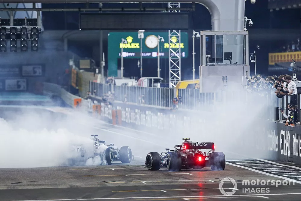 Lewis Hamilton, Mercedes F1 W11, 3&ordf; posici&oacute;n, y Valtteri Bottas, Mercedes F1 W11, 2&ordf; posici&oacute;n, realizan donuts de celebraci&oacute;n en la parrilla despu&eacute;s de la carrera.