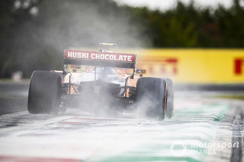 Lando Norris, McLaren MCL34, levanta polvo de cemento